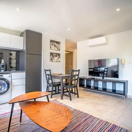 Les Lices B L Equiped & L Shellter Apartment